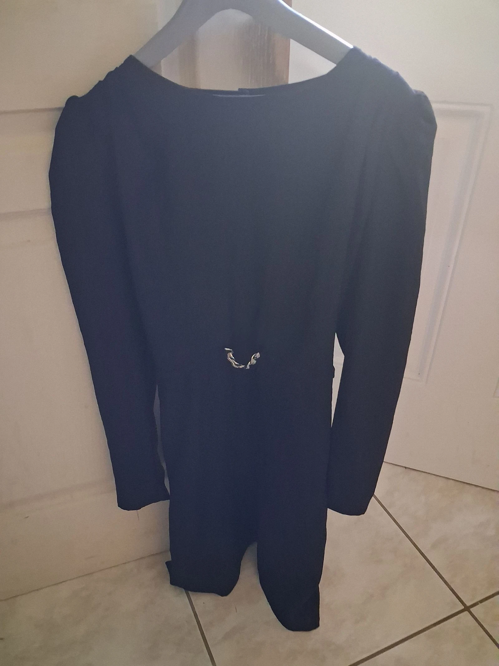 Robe manche longue avec des épaulettes 
